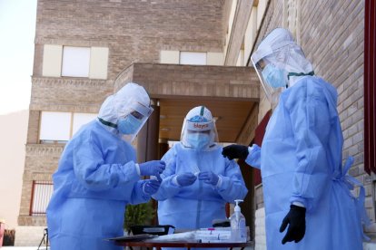 Imagen de archivo del equipo de muestras de Atención Primaria de Lérida preparándose para hacer pruebas PCR en una residencia.