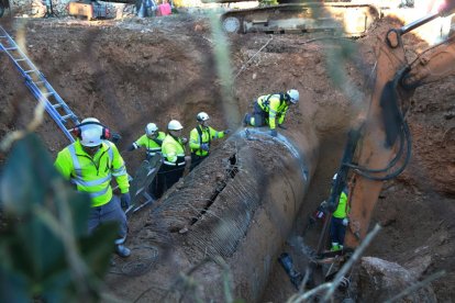 Los operarios trabajando para reparar la cañería principal del CAT, en el término municipal de l'Ametlla de Mar.