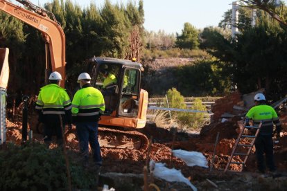 Operaris treballant per reparar la canonada principal del CAT, a l'Ametlla de Mar.