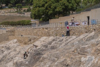 Los trabajos para fijar la gradería norte, tajada a la roca, son la última actuación de la fase de urgencia.