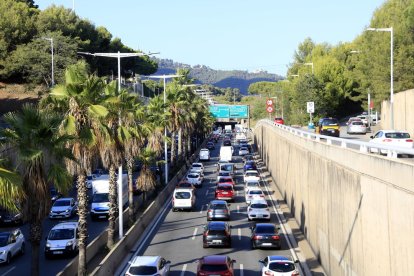 Tráfico en la Ronda de Dado de Barcelona, en una imagen de este viernes, al inicio de la operación salida.