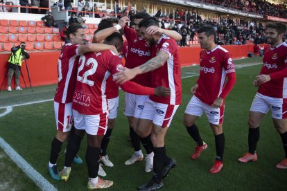 Los jugadores celebrando el gol de Buyla ante el Atlético Baleares.