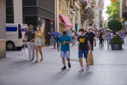 Imagen de archivo de la calle Llovera durante el inicio de la campaña de rebajas de este año.