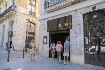 Imatge d'unes persones entrant al restaurant Bokoto Japanese Club, un dels dos restaurants que ha obert recentment a la Rambla.