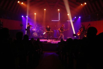 Los miembros de Blaumut actuando en el Auditorio Pau Casal del Vendrell