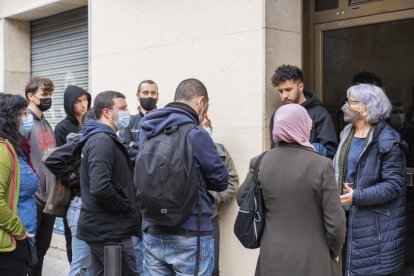 Unas quince personas se concentraron ayer delante del edificio de Fátima para darle apoyo.