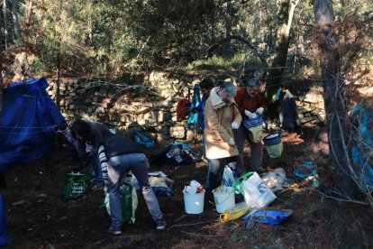 Acció de neteja d'un dels sis campaments de les plantacions de marihuana desmantellades a Mont-ral