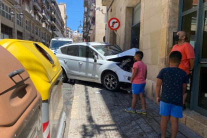 El vehicle s'ha estavellat contra uns baixos d'un local buit