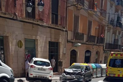 El vehicle s'ha estavellat contra uns baixos d'un local buit