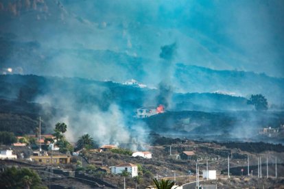 La colada alliberada per l'ensulsiada del flanc nord del volcà de Cumbre Vieja travessant zones d'habitatges ja evacuats que no havien sofert danys.