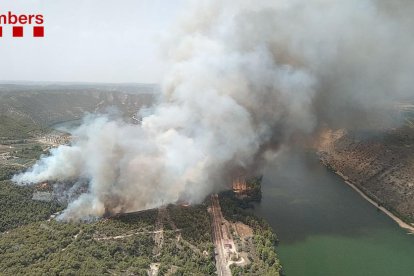 Primeres imatges de l'incendi a la Pobla de Massaluca.