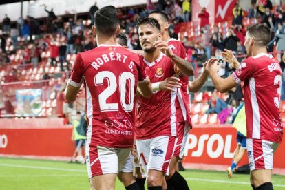 Joan Oriol celebra amb la resta de companys el gol anotat per Carbia contra el Sabadell.