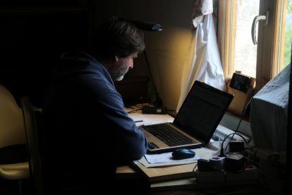 Un vecino de l'Hospitalet de Llobregat haciendo teletrabajo desde su segunda residencia, en Vallcebre.