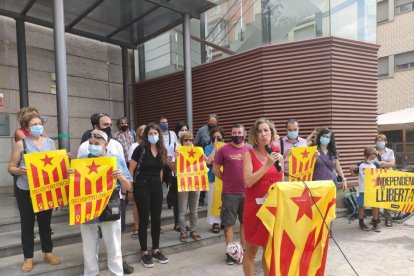 Laia Estrada en las puertas del juzgado de Reus.