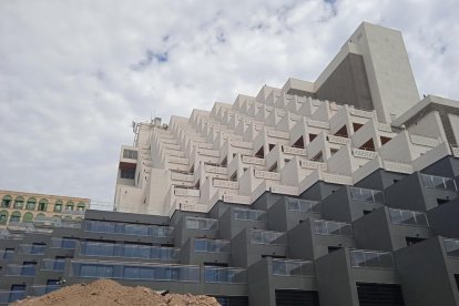 Imagen de las obras de ajardinament en la zona exterior de la residencia, junto a la Vía Augusta.