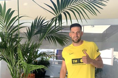 Kiko Casilla con la camiseta de entrenamiento del Elche.