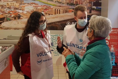 Dos voluntarios del Gran Recapte durante la edición de 2020.