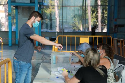 Pla mitjà d'un rapitenc que exerceix el seu dret a vot a la consulta popular.