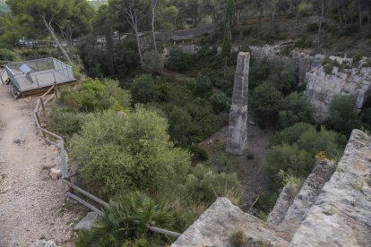 La aguja del Mèdol, en medio del hoyo, deja constancia de la profundidad que lograron los romanos a la hora de extraer piedra.