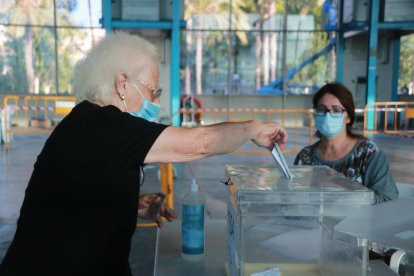 Plano medio de una mujer mayor que ejerce su derecho a voto.