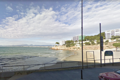 La primera de las agresiones que sufrió el menor estuvo en la playa de los Capellns de Salou.