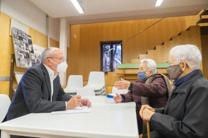 El alcalde de Reus, Carles Pellicer, conversando con vecinos de la zona este en el Mas Anglès ayer por la noche.