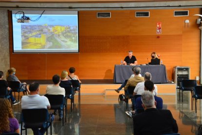 Imagen de archivo de la reunión del alcalde Ricomà con guías turísticos, empresas de actividades de ocio y representantes de apartamentos.