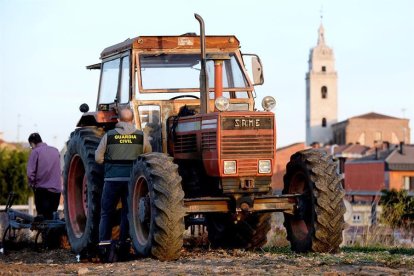 La Guardia Civil inspeccionando el tractor que ha atropellado a la niña.