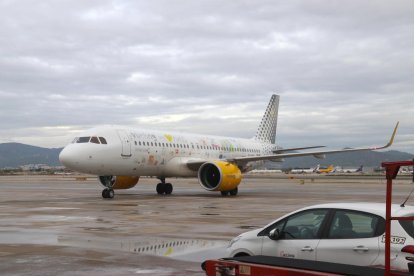 L'avió de Vueling que va fer el vol amb biocombustible de Repsol fabricat a Tarragona.