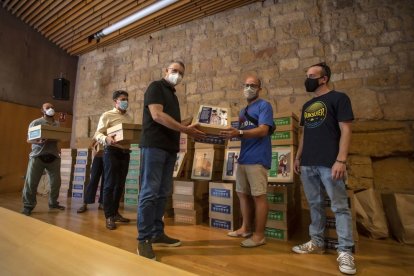 Las cajas contienen materiales como bastones para hacer un baile de bastones o fajas para hacer de castellers.