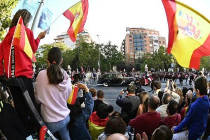 La llegada del coche del rey Felipe V y Letizia.