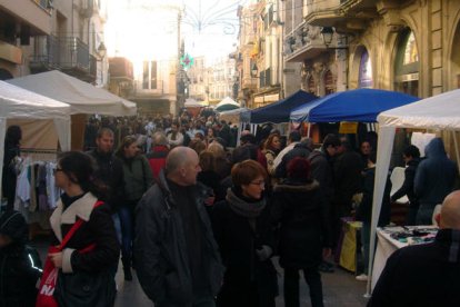 El 'Gran Mercat de la Punta al Coixí de Catalunya' es un punto de encuentro para|por las encajeras de todas partes.