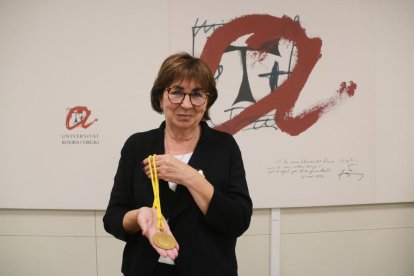 Pla mitjà de la Doctora Honoris Causa per la Universitat Rovira i Virgili, Pilar Galán.