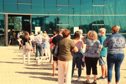 Pla general de les cues a l'exterior del pavelló firal.