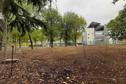 Imatge de les obres del nou espai de joc infantil de parc de Sant Jordi.