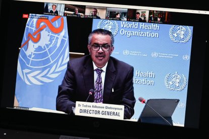 Tedros Adhanom, director general de l'OMS, en una pantalla de la sala de control de transmissió de la Comissió Europea.