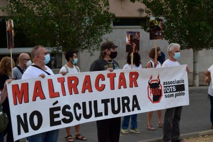 Pla obert de les persones que han participat en la protesta organitzada per l'Associació Tots Som Poble a Amposta per denunciar el canvi de nomenclatura d'una plaça.