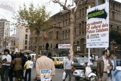 Cartell a la Rambla Nova de la 3a Setmana Cultural dels Països Catalans, dedicada a Menorca, abril de 1983.