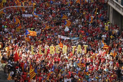 una formación de letras con la palabra 'Libertado' a la manifestación independentista de la Fiesta del 11 de Septiembre de 2021