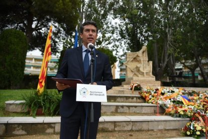 L'alcalde Kenneth Martínez durant el parlament.