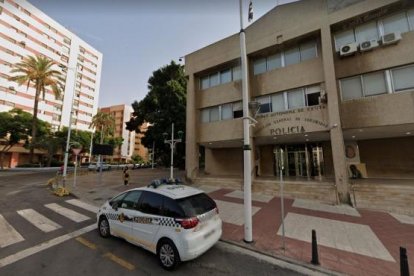 Un coche de la Policía Local de Ceuta frente a la comisaría.GOOGLE STREET VIEW