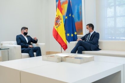 El president del govern espanyol, Pedro Sánchez, i el portaveu d'ERC a Madrid, Gabriel Rufián.