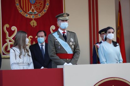 El rey Felipe VI, la reina Letizia y la niña Sofia durante el desfile militar del Día de la Hispanidad en Madrid, el 12 de octubre de 2021.