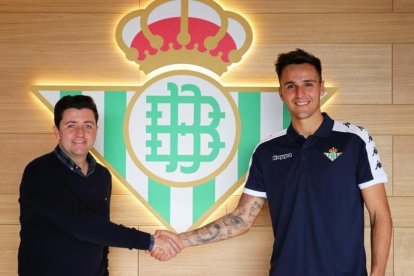 Luis Martínez, en el momento el el que firmó su contrato con el Betis, en el mercado de invierno de la temporada 2019-20.