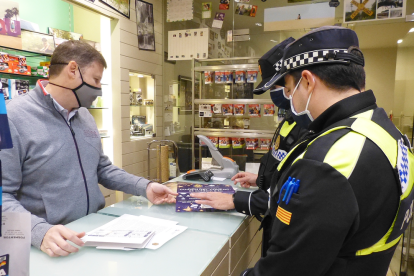 Els agents en una de les visites a un comerç.