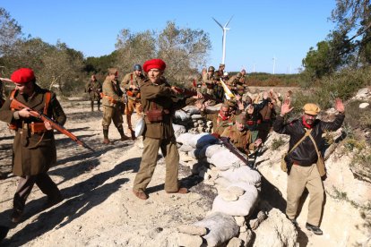 Los soldados del ejército republicano y el franquista recreando el último combate de la Batalla del Ebro en la recreación histórica hecha en la Fatarella