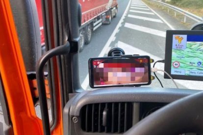 El conductor estava veient porno quan va ser immobilitzat.