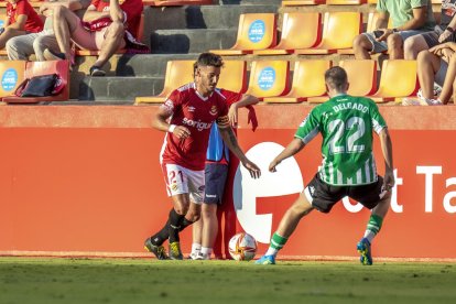 Joan Oriol, davant de Delgado en el marc del Nàstic-Betis Deportivo de dissabte.