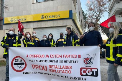 La plantilla de carters de Salou amb una pancarta reivindicativa.