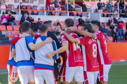 Els jugadors grana celebrant la diana anotada per Pablo Fernández diumenge passat.